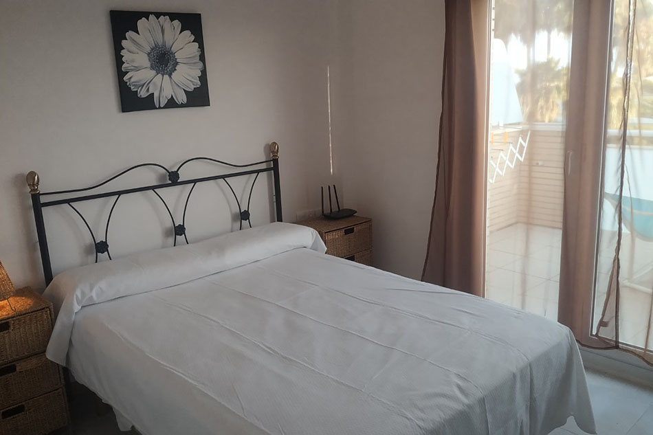 Apartamentos Turísticos Benicarló, empresa especializada en ofrecer los mejores apartamentos vacacionales de Benicarló. Habitación con cama doble y terraza.